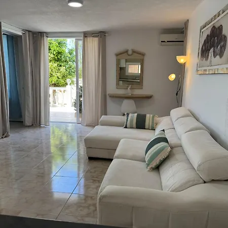 Americas 4- Bedroom Parking Private Villa *